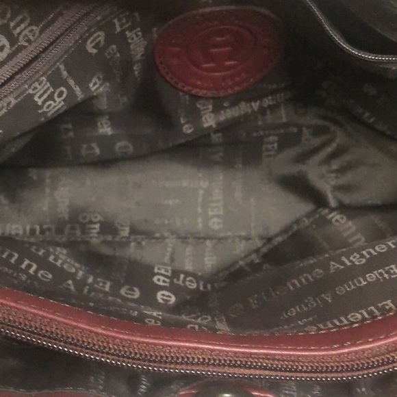 ETIENNE AIGNER VINTAGE leather burgundy colored shoulder bag. Gold hardware. - Picture 12 of 14